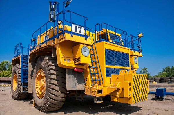 Heavy Yellow Quarry Tractor Repair Station Sunny Cloudless Day — Stock Photo, Image