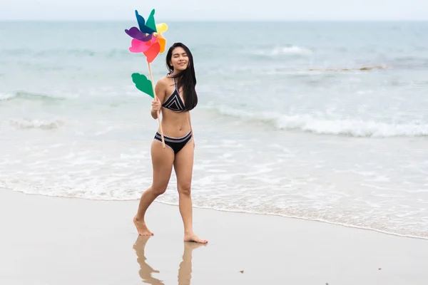 Frau Hält Windrad Der Hand Während Sie Strand Gegen Den — Stockfoto