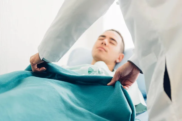 Manos Hombre Médico Usando Manta Paciente Enfoque Selectivo —  Fotos de Stock