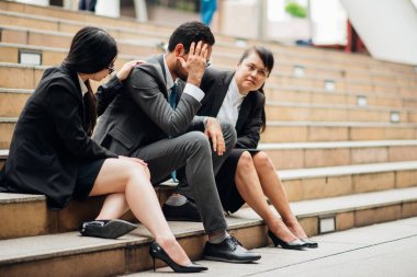 Gergin Meslektaşlar Merdivende Oturuyor