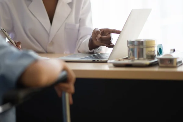 Medico Utilizzando Computer Portatile Sul Tavolo Donna Disabile — Foto Stock