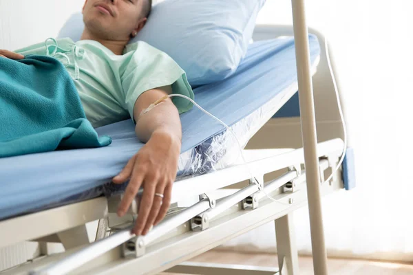 Joven Acostado Cama Hospital — Foto de Stock