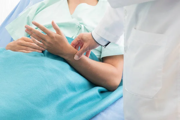 Cropped Hands Doctor Examining Patient Clinic — Stock Photo, Image