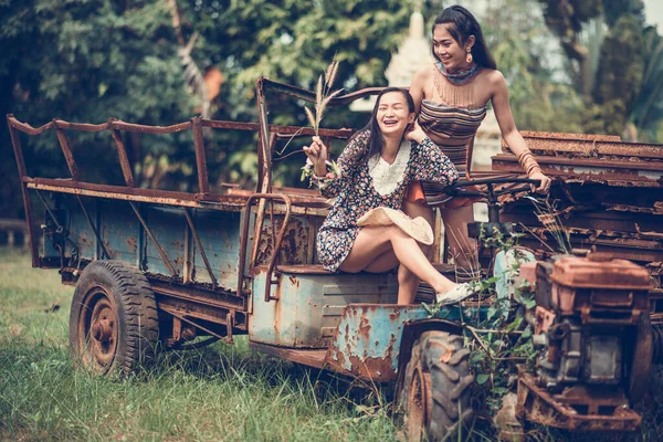 Freundinnen Auf Verlassenem Fahrzeug Auf Feld — Stockfoto