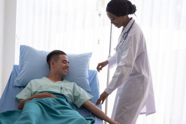 Hastanedeki Erkek Hastayla Kadın Doktor 