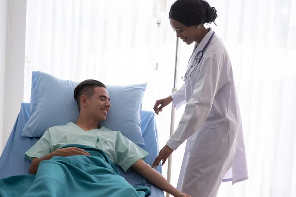 Female Doctor Male Patient Hospital — Stock Photo, Image