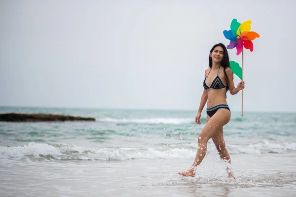 Frau Hält Windrad Der Hand Während Sie Strand Gegen Den — Stockfoto