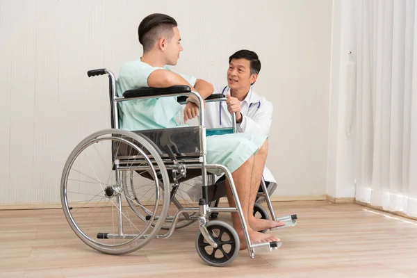 Врач Пациент Обсуждают Сидя Инвалидном Кресле Больнице — стоковое фото