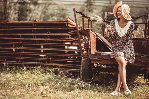 Jeune Femme Assise Sur Véhicule Abandonné Sur Terrain — Photo