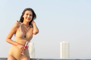Bikini 'deki seksi Asyalı kadınlar Özel yatında şampanya bardağıyla.