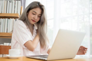 Sabahları dizüstü bilgisayar kullanan sıkıcı Asyalı kadın..