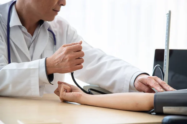 Cropped Hands Doctor Examining Patient Clinic — Stock Photo, Image