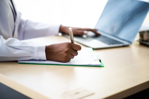 Medico Che Prescrive Medicina Paziente Alla Clinica — Foto Stock