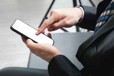 Reklam metniniz için boş ekran cep telefonunuzu modelleyin.