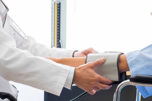 Cropped Hands Doctor Examining Patient Clinic — Stock Photo, Image
