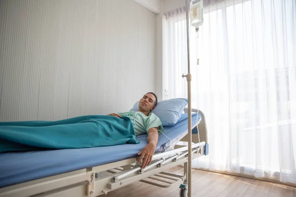 Hastanede Yatakta Yatan Genç Adam