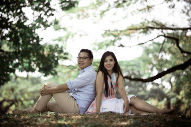 Gülümseyen çift parkta eğleniyor