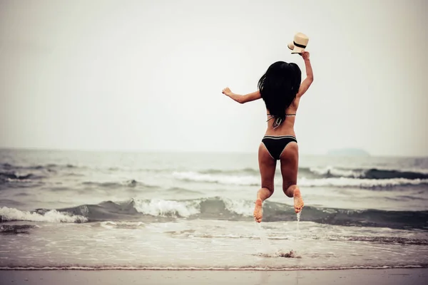 Voll Länge Von Frau Holding Windrad Spielzeuge Beim Springen Strand — Stockfoto