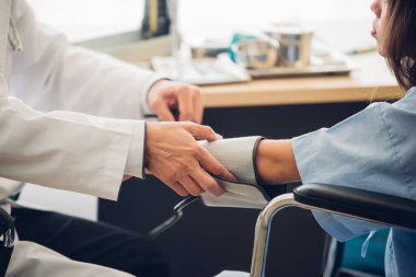 Klinikteki hastayı muayene eden doktorun kesik elleri.