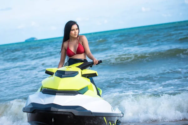 Jet ski 'de oturan bikinili Asyalı kadın..