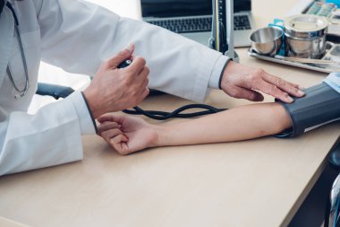 Klinikteki hastayı muayene eden doktorun kesik elleri.