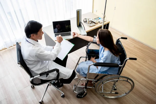 Doctor Patient Discussing While Sitting Hospital — Stock Photo, Image