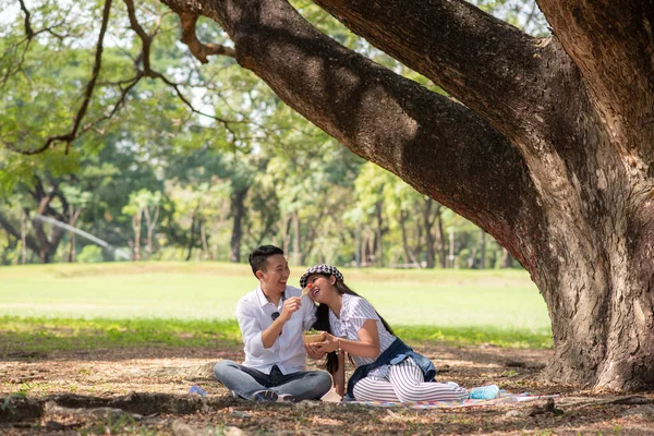 Lachend Paar Genieten Het Park — Stockfoto