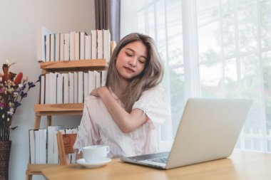 Sabahları dizüstü bilgisayar kullanan sıkıcı Asyalı kadın..