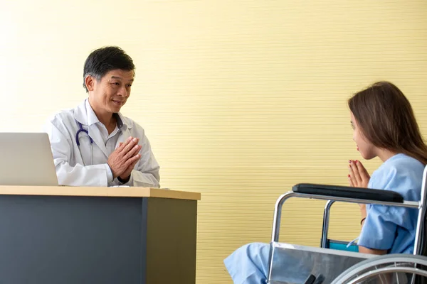 Doctor Patient Discussing While Sitting Hospital — Stock Photo, Image