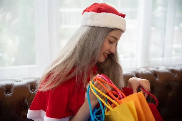 Boldog Karácsonyt Boldog Évet Fiatal Piros Ruha Mikulás Bevásárló Táskák — Stock Fotó