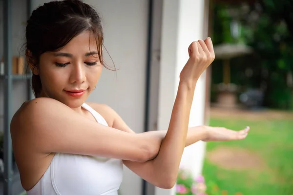 Junge Asiatische Frauen Wärmen Sich Vor Dem Joggen Park Auf — Stockfoto