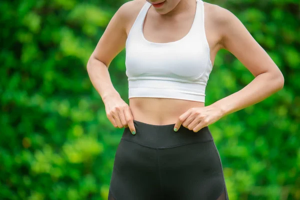 Giovani Donne Asiatiche Riscaldarsi Parco Prima Fare Jogging — Foto Stock