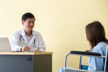 Doktor ve hasta hastanede otururken tartışıyorlar.