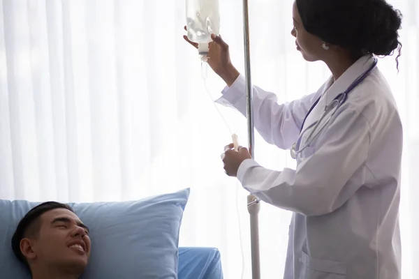 Female Doctor Male Patient Hospital — Stock Photo, Image