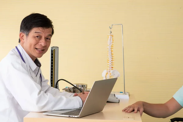 Smiling Doctor Using Laptop Table — Stock Photo, Image