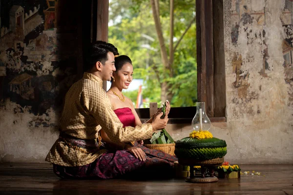 Thailändisches Paar Traditioneller Tracht Das Krathong Herstellt Und Dekoriert Loy — Stockfoto