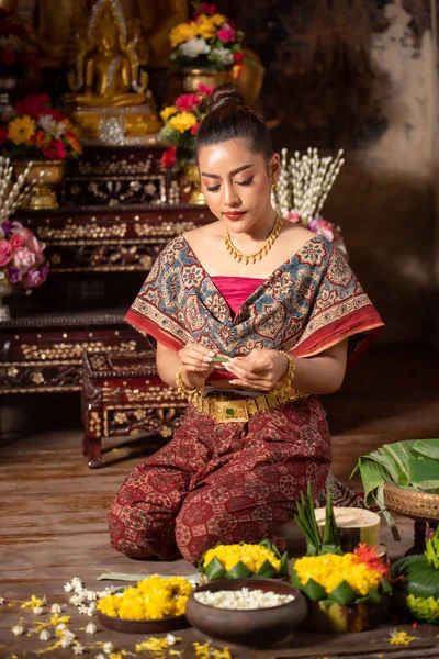 Menina Tailandesa Traje Vestido Tradicional Fazer Decorar Krathong Festival Loy — Fotografia de Stock