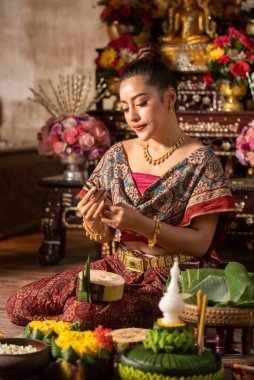 Geleneksel kostüm yapıp Krathong 'u dekore eden Taylandlı kız. Loy Krathong Festivali.