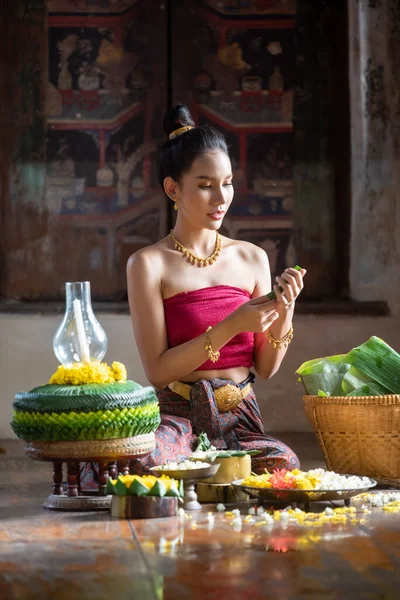 Ταϊλανδέζα Παραδοσιακή Ενδυμασία Κάνοντας Και Διακοσμώντας Krathong Φεστιβάλ Loy Krathong — Φωτογραφία Αρχείου