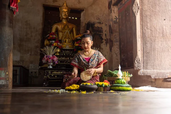 Geleneksel kostüm yapıp Krathong 'u dekore eden Taylandlı kız. Loy Krathong Festivali.