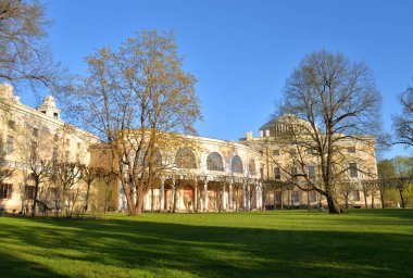 Pavlovsk sarayda güneşli bahar akşam, St.Petersburg, Rusya yakın.