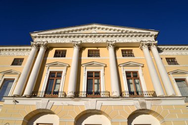 Pavlovsk sarayda güneşli bahar akşam, St.Petersburg, Rusya yakın.