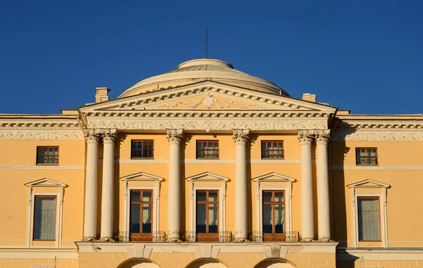 Palazzo Pavlovsk Nella Soleggiata Serata Primaverile Vicino San Pietroburgo Russia — Foto Stock