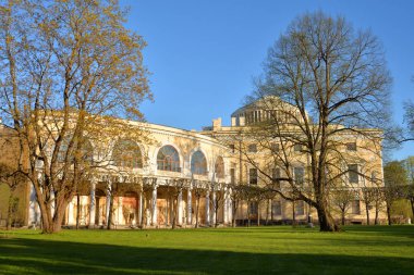 Pavlovsk sarayda güneşli bahar akşam, St.Petersburg, Rusya yakın.