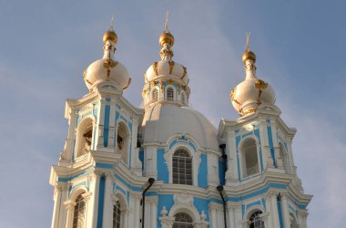 Saint-Petersburg, Rusya Federasyonu güneşli bir günde Smolny katedral.