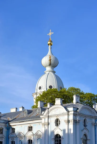 晴れた日に ロシアのサンクトペテルブルクでスモーリヌイ修道院 — ストック写真