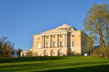 Pavlovsk sarayda güneşli bahar akşam, St.Petersburg, Rusya yakın.