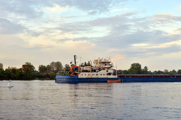 Frachtschiff Auf Der Newa Stadtrand Von Petersburg Bei Sonnenuntergang Russland — Stockfoto