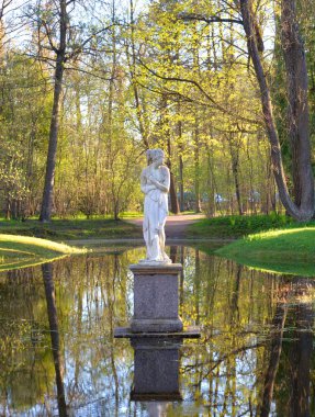 Bir yüzücü Volier Pavlovsk Parkı, Saint Petersburg, Rusya Federasyonu, heykeli.