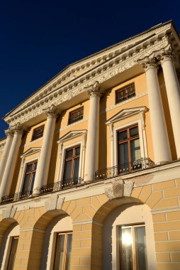 Pavlovsk sarayda güneşli bahar akşam, St.Petersburg, Rusya yakın.